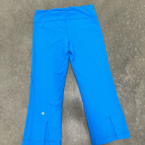 Lululemon Gather & Crow Cropped Leggings Sz 6, Elec. Floral Blue, Back Slit, EUC - Picture 4 of 6
